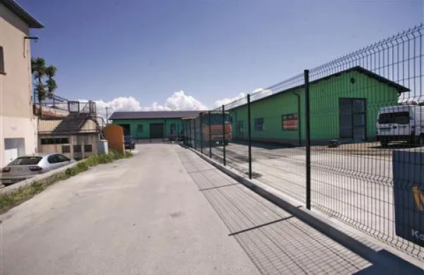 Višje sodišče je odločilo, da ograja, ki obdaja trgovino TrgoAgro v Bertokih, lahko ostane  na svojem mestu