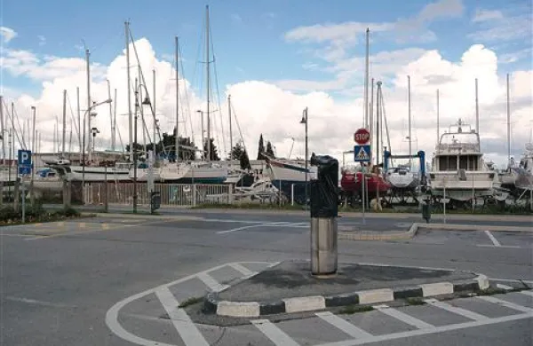 Parkomat na parkirišču pri ladjedelnici (na fotografiji) bodo morali zamenjati in za to  odšteti  6000 evrov javnega denarja.   Druga dva parkomata -  enega   prav tako na  omenjenem parkirišču, le   bliže  črpališču, in drugega   za zdravstvenim domom - pa bodo morali popraviti in  občinsko blagajno olajšati za  3000 evrov.    