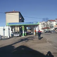 Oborožena moška sta sinoči okoli 20. ure oropala bencinski servis v Divači
