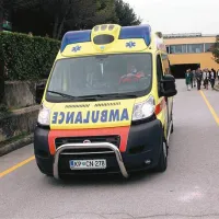Šele po posredovanju zaposlenih v PHE Obala so za reševalna vozila očistili interventno pot ob izolski bolnišnici 