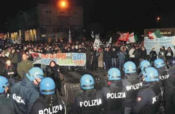 Na protestu se je zbralo  600 ljudi, skupina pa je celo vdrla na sedež škofije  