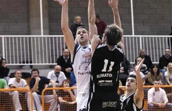 Morda bo danes za mornarje spet zaigral ostrostrelec David Moro (v belem)