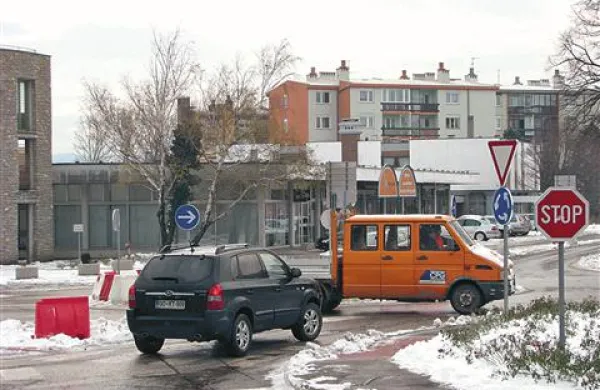 Montažno krožišče v središču mesta se je prijelo, na občini pa nameravajo  postaviti  stalnega in celovito urediti območje 