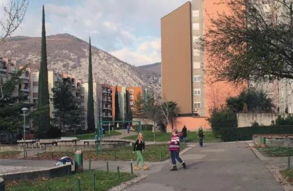 Sklad je končno postal uradni lastnik 32 stanovanj, ki so bila napisana na SGP. Mediacija za zemljišča sedaj čaka občino. 