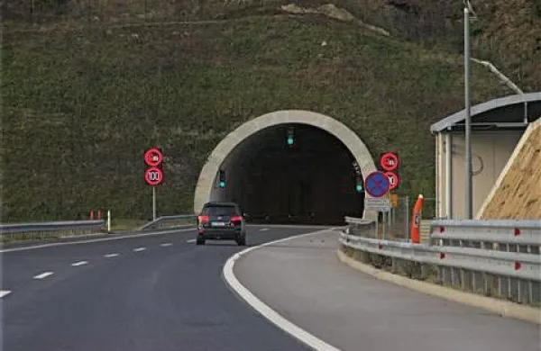 27-letni voznik je včeraj na SOS izogibališču pred tunelom Dekani obrnil  in zapeljal po avtocesti v nasprotno smer. Fotografija je simbolična. Foto: Danijel Cek
