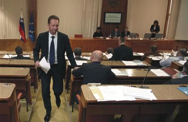 Koprski župan Boris Popovič, zoper katerega je bilo tudi vloženih več ovadb in sodnih postopkov, je danes v DS dejal, da ne gre vseh metati v isti koš