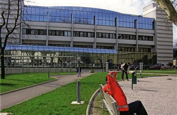 Na Onkološkem inštitutu Ljubljana so oktobra sprejeli bolnika z malignim limfomom, pri katerem so odkrili tudi okužbo z legionelo. Bolnik je pozneje umrl, a ne zaradi legionele, pojasnjujejo na inštitutu. Foto: STA.