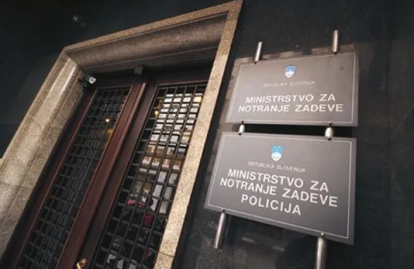 Informacijski  pooblaščenec je ugotovil, da tako v DZ kot tudi na notranjem ministrstvu ne ravnajo dovolj skrbno z dokumentacijo z osebnimi podatki zaupne narave