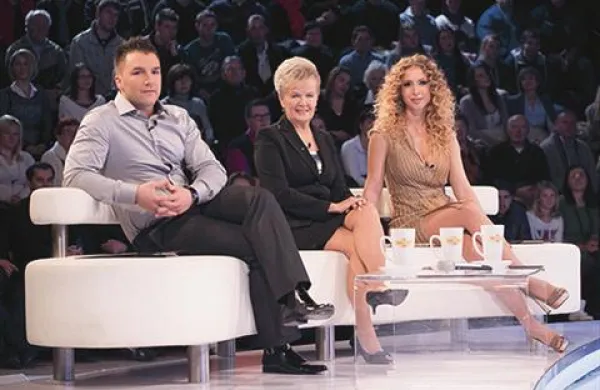 Komentatorji: Mišo Stevanović, Angelca Likovič in Savina Atai (z leve)