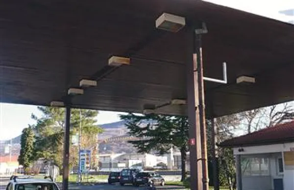 Kabino na mejnem prehodu v Solkanu, ki je razbita že od julija kvarila videz ob vstopu v državo, so pred dnevi vendarle odstranili. Za odstranitev nadstreška pa ministrstvo za pravosodje in javno upravo nima denarja. 