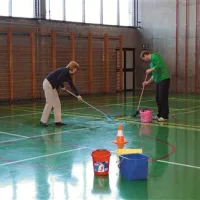 Ob vsakem dežju je treba v telovadnici opustiti športne rekvizite in poprijeti za vedra, cunje...