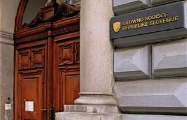 Ustavno sodišče bo danes obravnavalo zahtevi za presojo ustavnosti posledic, ki bi nastale z odložitvijo uveljavitve ali zaradi zavrnitve zakona o Slovenskem državnem holdingu ter zakona o ukrepih za krepitev stabilnosti bank na referendumih