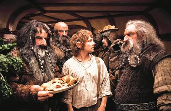 Bilba Bisagina je odigral Martin Freeman (v sredini)