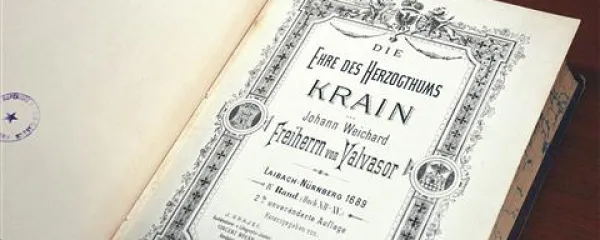 Dragoceni izvod Valvasorjeve Slave vojvodine Kranjske, ki ga hranijo v gimnazijski knjižnici