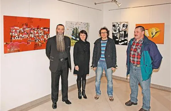 Del zaslužnih za  razstavo v Sežani (od leve): David Terčon, Anamarija Stibilj Šajn, galerist in umetnik David Ličen ter sinjevrški gostitelj delavnice Hieronim Vidmar