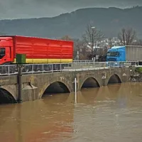 Vodotok reke  Reke je letos že krepko narasel  