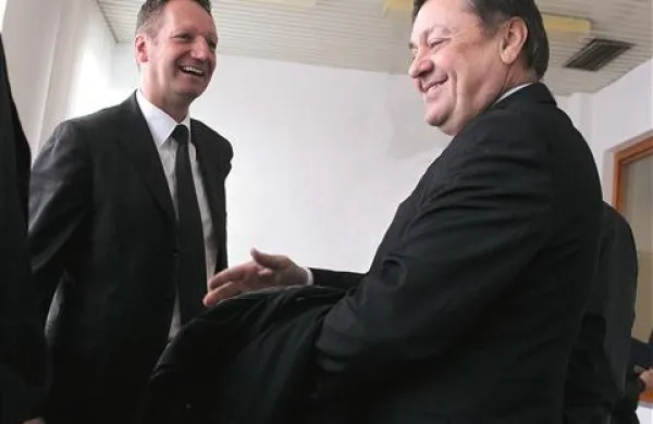 Glej, glej, koga se vidi  ... Medtem ko je Popovič čakal pred sodno dvorano, je prišel še   Janković; za kaj več, kot da sta se dogovorila za kavo po obravnavah,  ni bilo časa. 