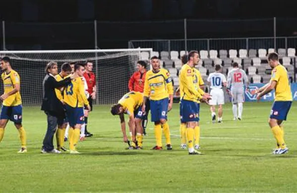 Trener Rodolfo Vanoli v družbi nogometašev po tekmi z Gorico