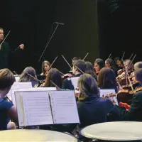 Dirigent Simon Perčič je za mlade glasbenike pripravil program, v katerem so spoznavali različne glasbene stile in interpretacije 
