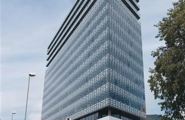 Če oziroma ko se bo novogoriška  davkarija preselila, bo  Eda center končno nekoliko bolj poln 