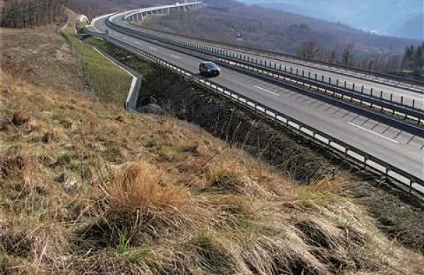 Na hitri cesti med Podnanosom in Razdrtim na odseku Rebrnice je v nedeljo  zagorel avtobus