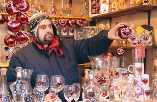 Prodajalci na okraske  izpisujejo imena