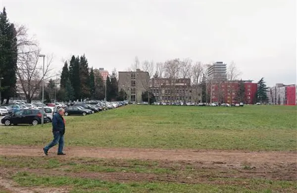 Ker bo občina postala lastnica dela travnika, bo končno lahko uredila tudi pešpot čezenj. Lastniki zemljišč so namreč pred časom iz protesta odstranili tlake, zaradi česar se pot ob dežju spremeni v blatno mlakužo ...