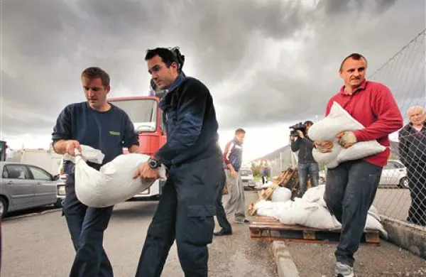  Še dobro, da so si na Goriškem ljudje vajeni pomagati sami, ko so poplave. Župani se namreč bojijo, da država ne bo dosti vlagala v varovanje pred visokimi vodami v Vipavski dolini. 