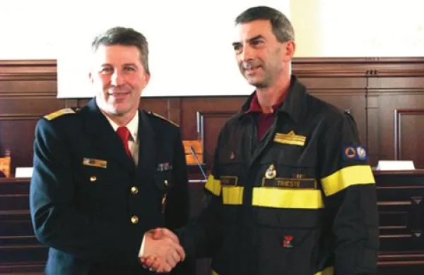 Poveljnik Gasilske brigade Koper Vilij Bržan in Alessandro Sanzin iz tržaške gasilske enote