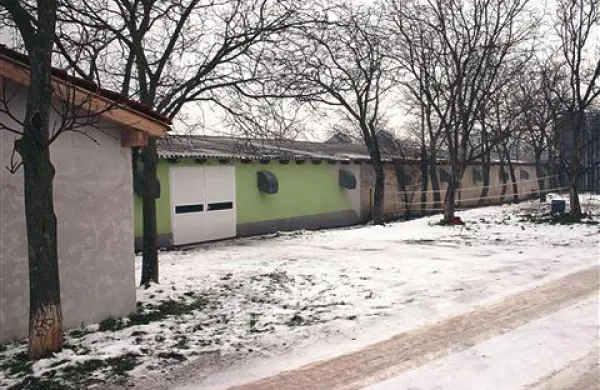 Krajane je zmotil močan vonj po travi, ki se je širil iz objekta