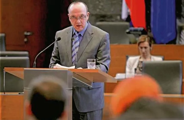 Minister za notranje zadeve Vinko Gorenak je v odgovoru na interpelacijo v DZ zavrnil vse očitke, ki mu jih očitajo pobudniki interpelacije