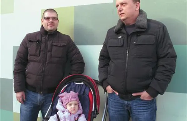 Dirigent Mirko Orlač s hčerjo Gaio in predsednik Denis Lovrečič  