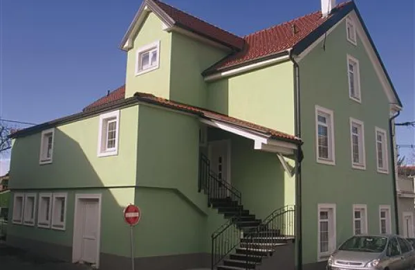 Obnovljena zasebna zgradba nekdanjega gasilskega doma v starem delu Ilirske Bistrice naj bi bila ena od ponujenih lokacij za sedež konzulata Ruske federacije