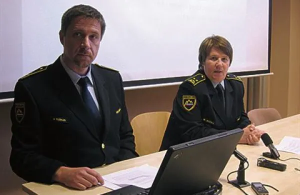 Vodja oddelka za državno mejo in tujce na PU Koper Viljem Toškan in vodja sektorja mejne policije pri Generalni policijski upravi Melita Močnik