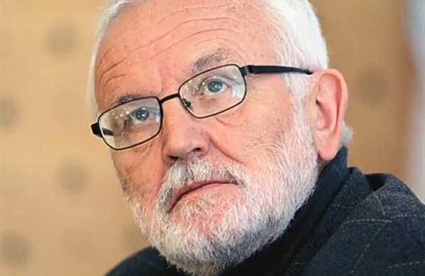 Ekonomist Jože Mencinger je bil kratek. “Sramota za ustavno sodišče; ali nič ne razumejo ali pa se že bojijo,” je zapisal.