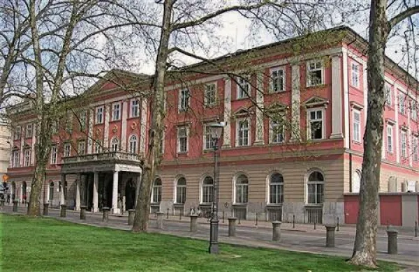 Profesorji in študenti ljubljanske Filozofske fakultete bodo danes na trgih in ulicah v Ljubljani pripravili 80 predavanj, s katerimi želijo izraziti zahtevo po ustrezni ureditvi visokega šolstva