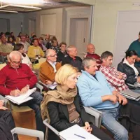 Usposabljanje so izvajali strokovni predavatelji, med njimi tudi dr. Stanislav Renčelj (stoji), strokovnjak za kraške suhe mesnine in poznavalec kraške kulinarike in navad
