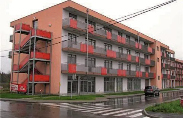Obtožbe kar letijo