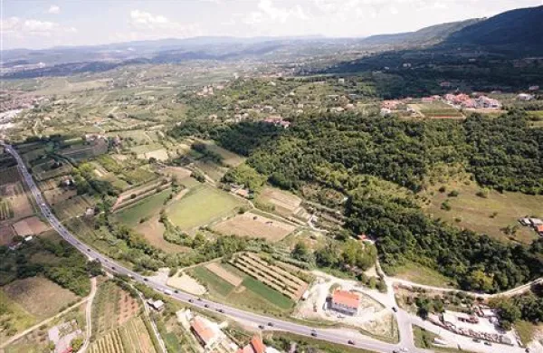 Na nekaterih zemljiščih v zaledju Kopra se obeta nov zagon kmetijskih dejavnosti