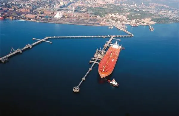Na naftni terminal v Trstu lahko privežejo štiri tankerje. Španski Gas Natural bi plinski terminal  postavil desno od naftnega terminala. V pristaniški upravi Trst so prepričani, da bi jim plinski tankerji onemogočali razvoj drugih dejavnosti. 