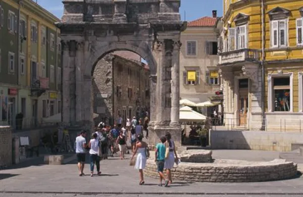  Statistični podatki po popisu prebivalstva aprila leta 2011 na Hrvaškem so pokazali zmanjšanje števila vseh državljanov v primerjavi z letom 2001 za približno 200.000 ljudi