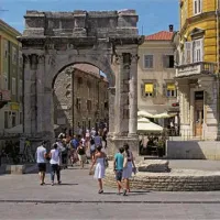 Statistični podatki po popisu prebivalstva aprila leta 2011 na Hrvaškem so pokazali zmanjšanje števila vseh državljanov v primerjavi z letom 2001 za približno 200.000 ljudi