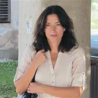 Anja Medved: “Tako lahko prostor, ki nas je leta ločeval, postane prostor stičišča in dialoga. Kljub odstranitvi fizične meje namreč mesti še vedno živita eno mimo drugega.” 
