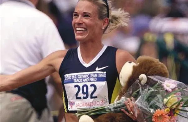 Čez noč je osrednja vest ameriških spletnih rumenih medijev in tabloidov postala zgodba o dvojnem življenju nekdanje vrhunske ameriške atletinje Suzy Favor-Hamilton, ki je podnevi živela mirno zakonsko življenje, ponoči pa se je prelevila v dekle na poziv