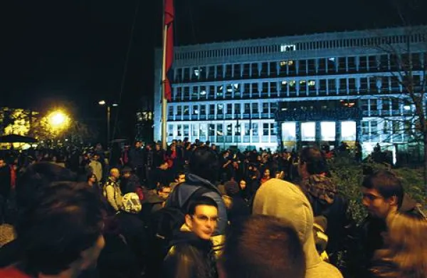 So molotovke namestili protestniki ali kdo drug?