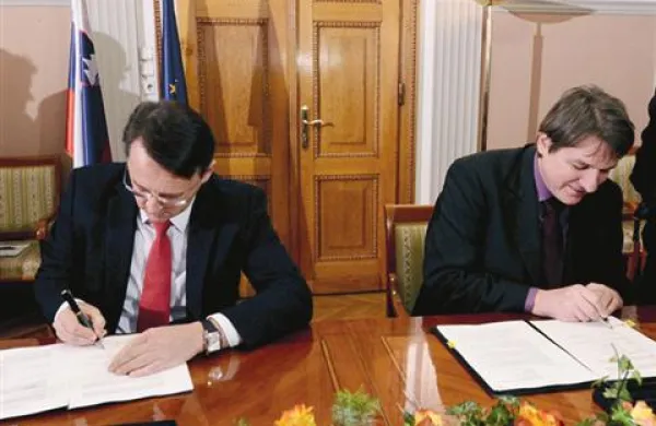Finančni minister Janez Šušteršič in podpredsednik Evropske investicijske banke (EIB) Anton Rop sta podpisala posojilno pogodbo v višini 500 milijonov evrov
