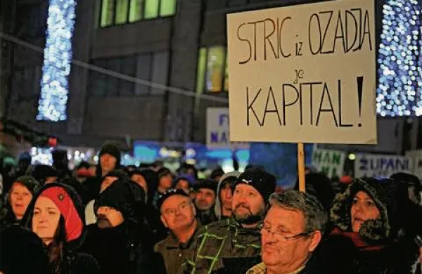 Na ljubljanskem Trgu republike še vedno vztraja približno 2000 ljudi
