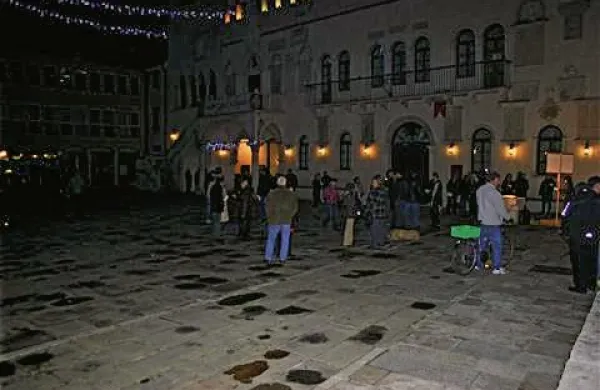 Na Titovem trgu so protestirali  z branjem Kosovelove poezije