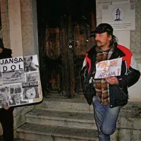 Na Titovem trgu so protestirali  z branjem Kosovelove poezije