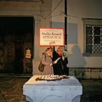 Na Titovem trgu so protestirali  z branjem Kosovelove poezije